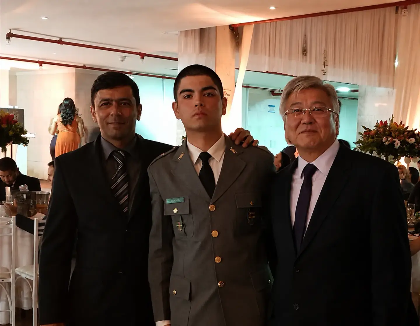 Leandro dos Santos em evento de formação militar ao lado da família e parceiros